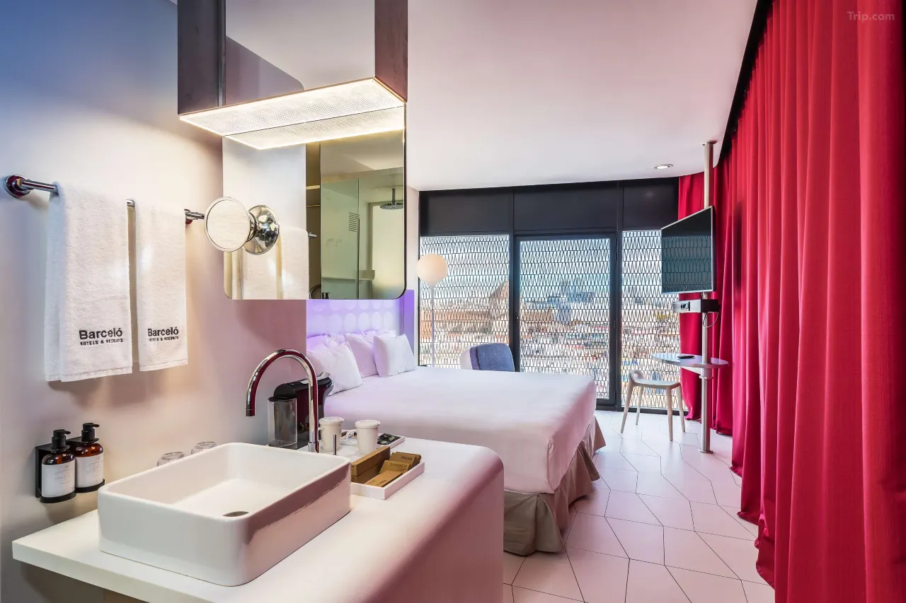 Deluxe Room With Barcelona View 1 King Bed — Trip.com listing photograph